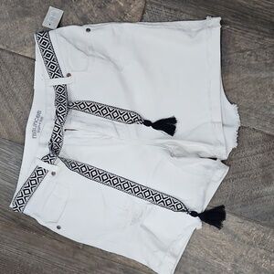 NWT! Maurices White High Waist Shorts with Black Patterned Belt